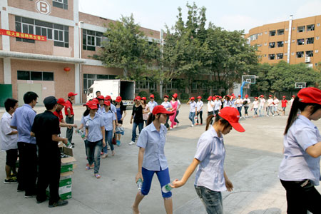 发放矿泉水准备出发