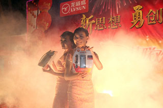 LVSUN龙威盛2013春节联欢晚会 创新电源产品，万能电源适配器展示