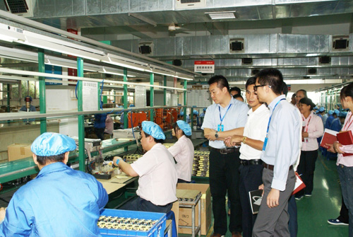 总经理徐建华先生向专家们介绍生产流程